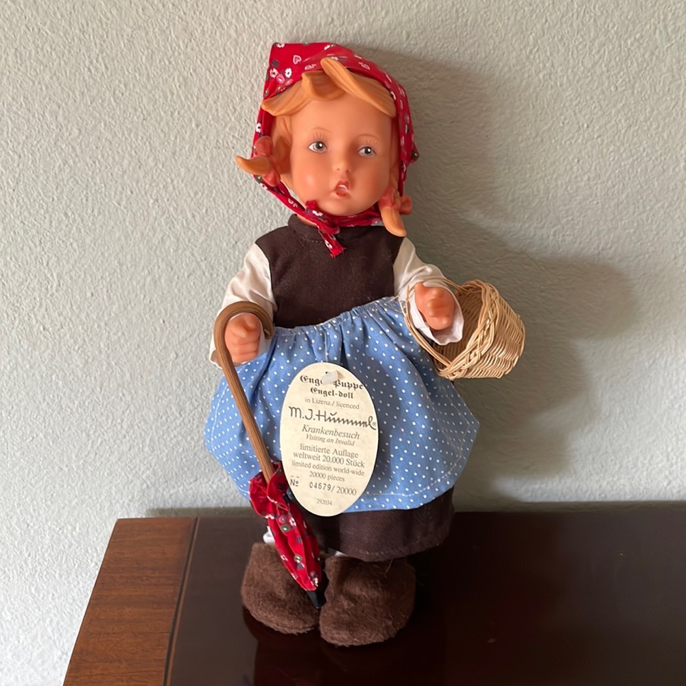 M.I Hummel Krankenbesuch doll.